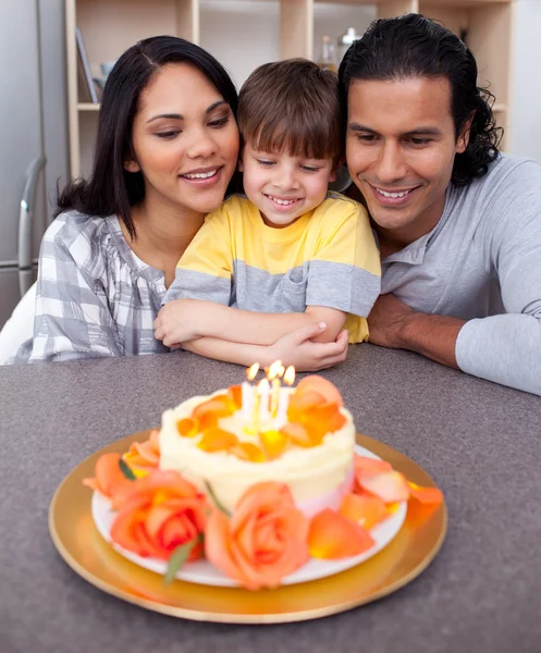 Liten pojke firar hans födelsedag med hans föräldrar — Stockfoto