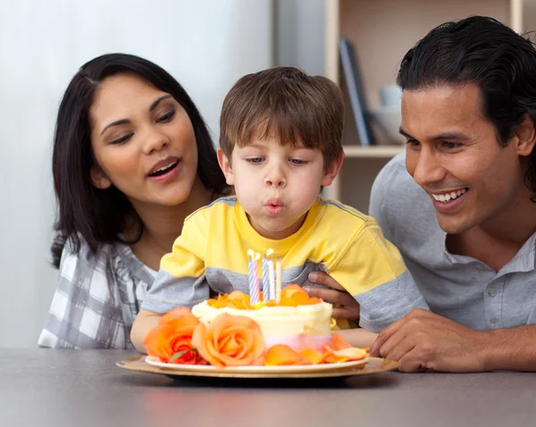 Jeunes parents célébrant l'anniversaire de leur fils — Photo