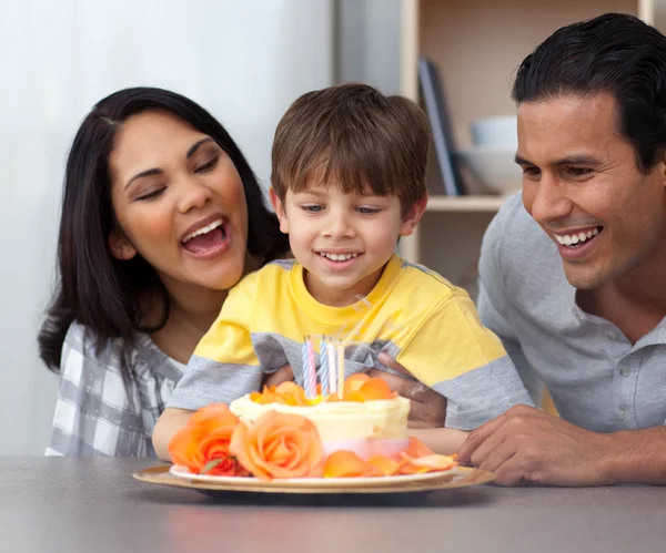 Nahaufnahme eines Kindes, das seinen Geburtstag mit seinen Eltern feiert — Stockfoto