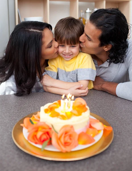 Genitori affettuosi che festeggiano il compleanno del loro figlio — Foto Stock