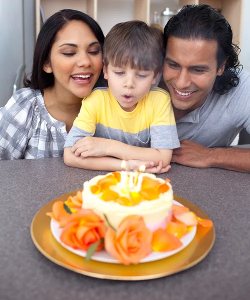 Anak kecil yang manis meniup lilin untuk ulang tahunnya — Stok Foto