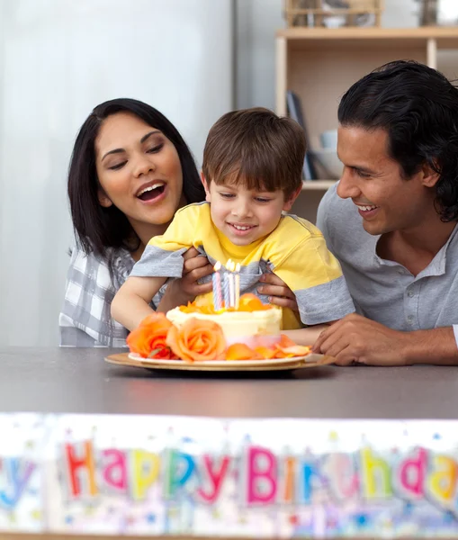 Família alegre comemorando o aniversário do filho — Fotografia de Stock