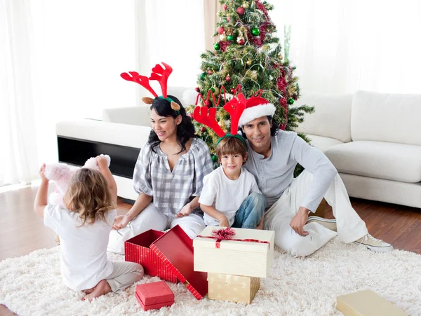Familjen dekorera en julgran — Stockfoto