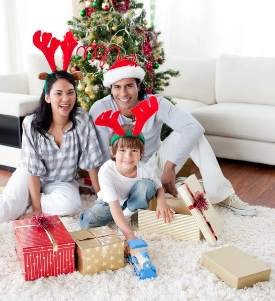 Família decorando uma árvore de Natal — Fotografia de Stock