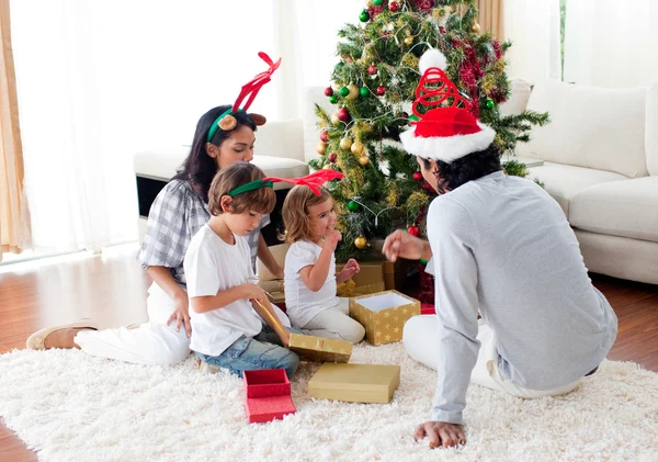 Familia decorando un árbol de Navidad —  Fotos de Stock