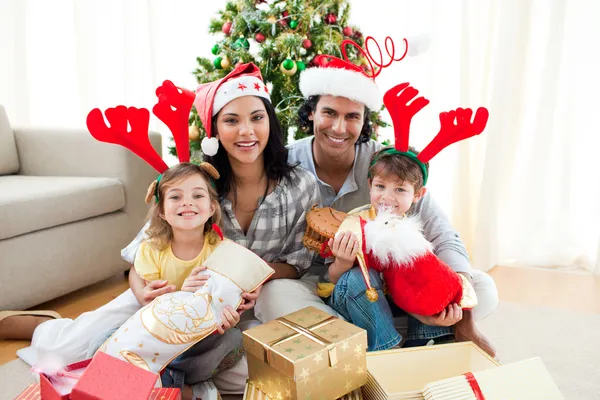 Famiglia che decora un albero di Natale — Foto Stock