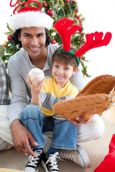 Vader en zoon spelen met een kerstcadeau — Stockfoto