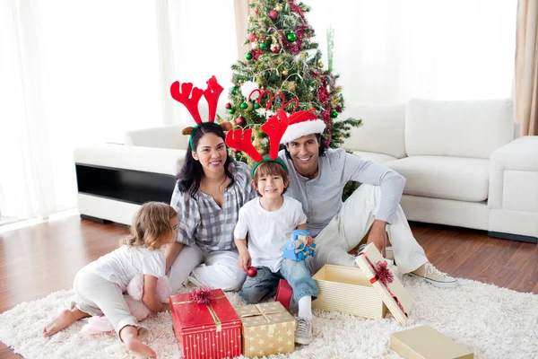 Familia decorando un árbol de Navidad — Foto de Stock
