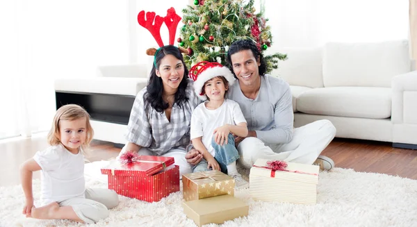 Famiglia che decora un albero di Natale — Foto Stock