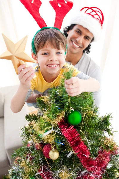 Πατέρας και γιος διακόσμησης ενός χριστουγεννιάτικου δέντρου — Φωτογραφία Αρχείου