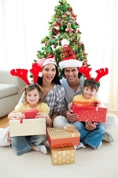 Familie schmückt einen Weihnachtsbaum — Stockfoto