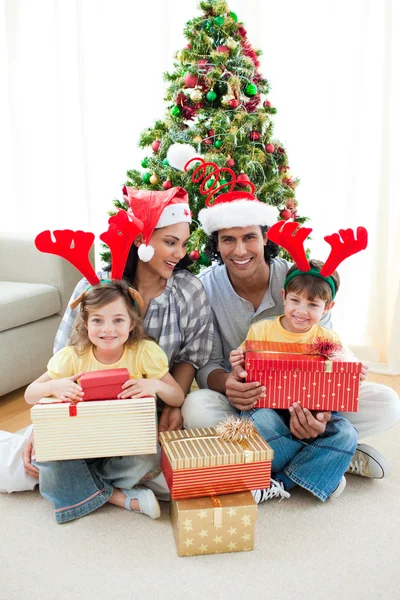 Familia decorando un árbol de Navidad —  Fotos de Stock