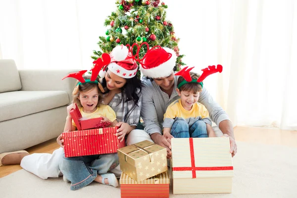 Família decorando uma árvore de Natal — Fotografia de Stock