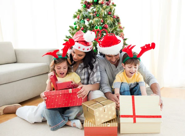 Familie versieren van een kerstboom — Stockfoto