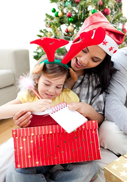 Mãe e filha brincando com presentes de Natal — Fotografia de Stock