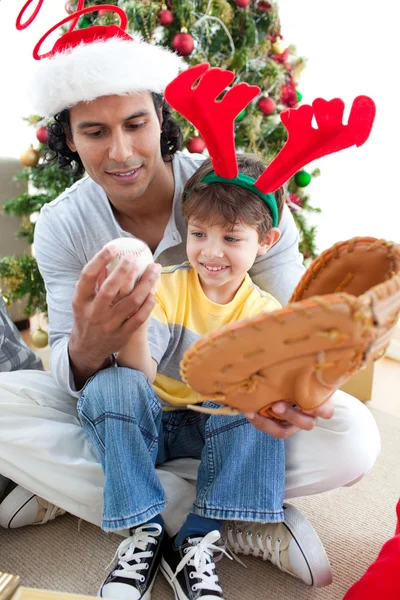 Vader en zoon spelen met een bal met Kerstmis — Stockfoto