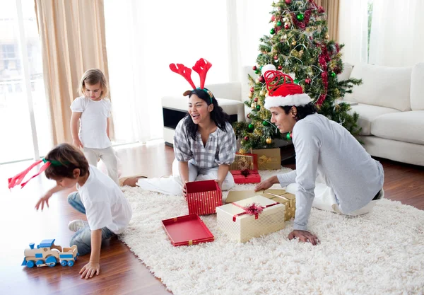 Famille jouer avec des cadeaux de Noël à la maison — Photo