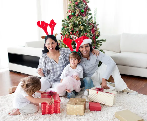크리스마스 트리를 장식 하는 가족 — 스톡 사진