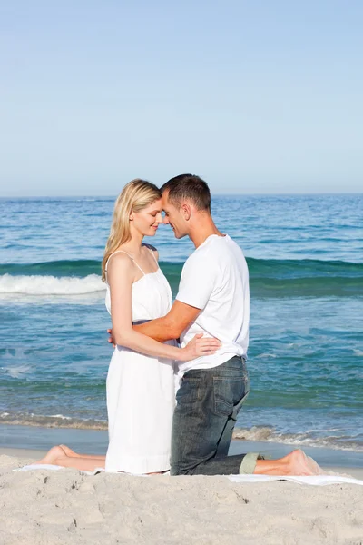Coppia romantica che abbraccia sulla sabbia — Foto Stock
