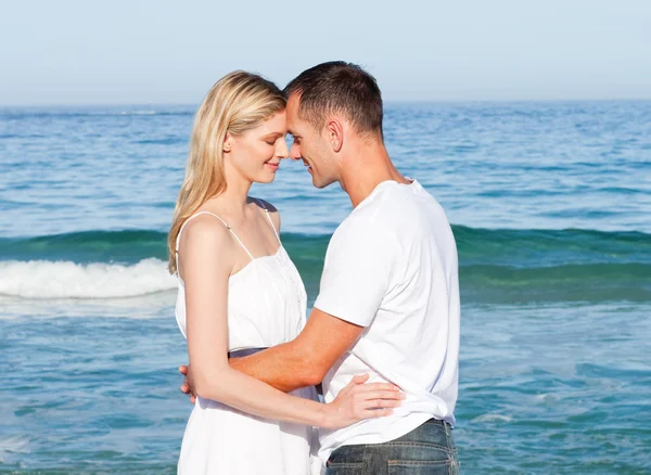 Intieme liefhebbers omarmen op het strand — Stockfoto