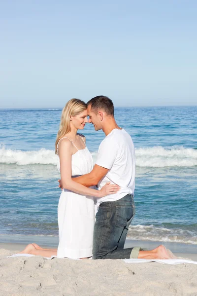 Закохана пара цілується на береговій лінії — стокове фото