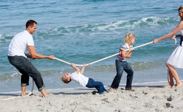 Geanimeerde familie spelen touwtrekken — Stockfoto