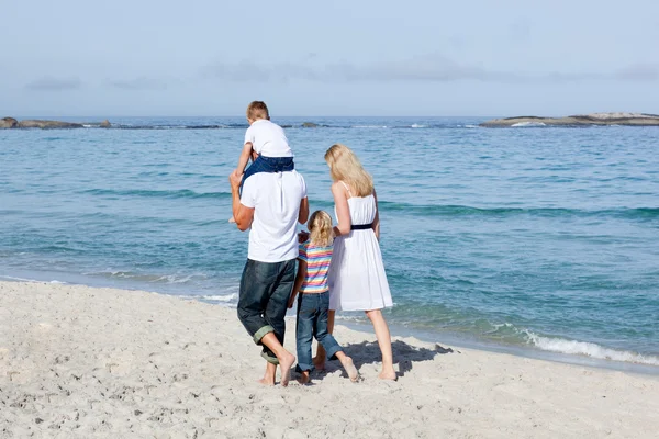 Família afetuosa andando na areia — Fotografia de Stock