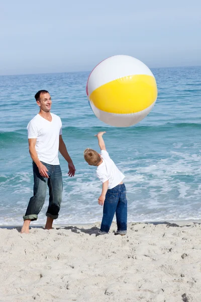 Feliz padre y su hijo jugando con una pelota — Foto de Stock