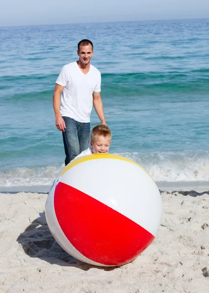 Padre animato e suo figlio che giocano con una palla — Foto Stock