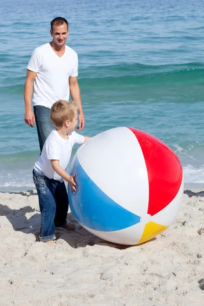 Mosolyogva, apa és fia játszik a labdát sz — Stock Fotó