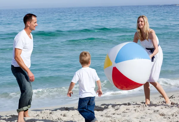 Ευτυχείς γονείς και ο γιος τους να παίζει με μια μπάλα — Φωτογραφία Αρχείου