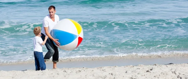 Feliz Padre y su hijo divirtiéndose — Foto de Stock