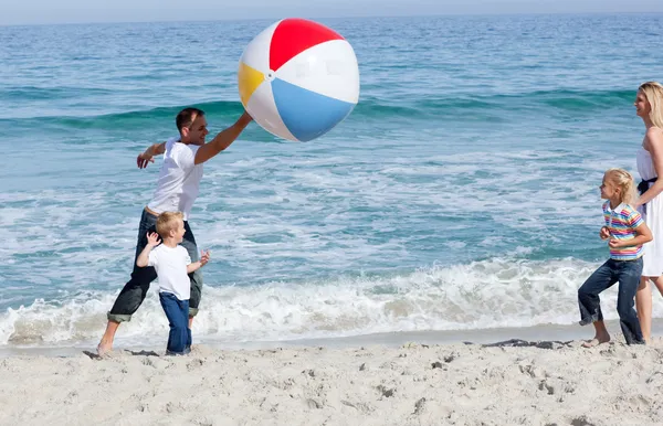 Aile ile bir top oynarken hareketli — Stok fotoğraf