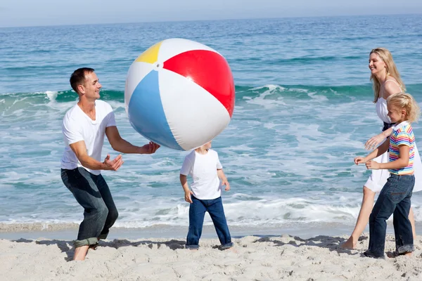 Livliga familjen leker med en boll — Stockfoto