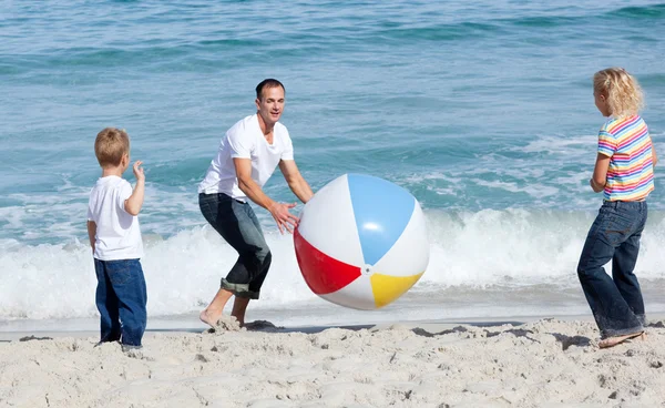 Mutlu baba ve çocukları ile bir top oynarken — Stok fotoğraf
