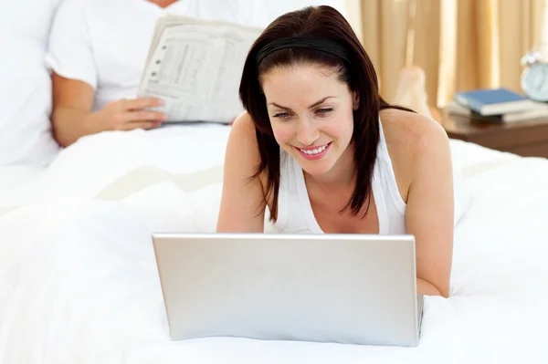 Mulher atraente usando laptop — Fotografia de Stock