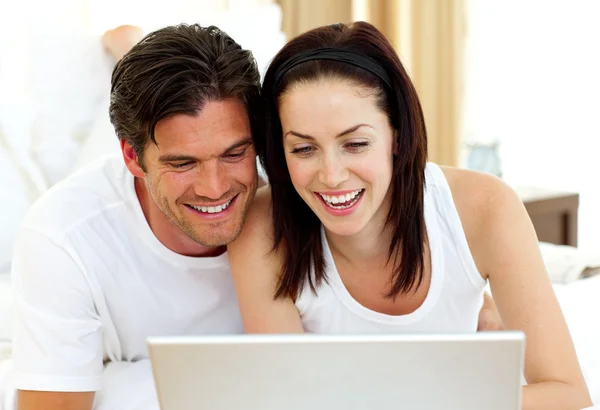 Couple romantique utilisant un ordinateur portable — Photo