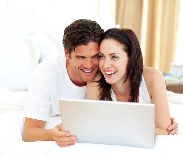 Couple affectueux en utilisant un ordinateur portable — Photo