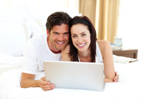 Couple aimant en utilisant un ordinateur portable — Photo