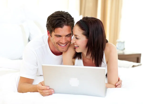 Verliefd paar met behulp van laptop — Stockfoto