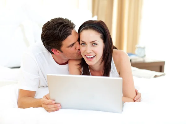 Gli amanti intimi utilizzando il computer portatile — Foto Stock