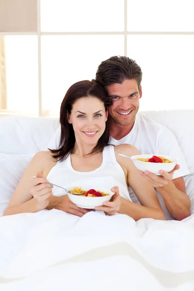 Affettuosa coppia che fa colazione — Foto Stock