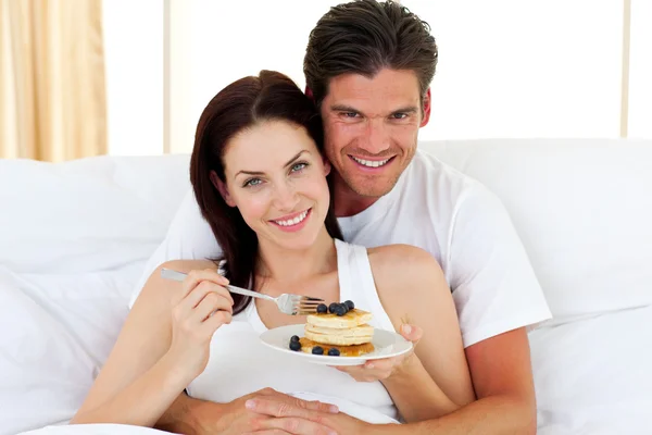 Jolly couple having breakfast — Stock Photo, Image