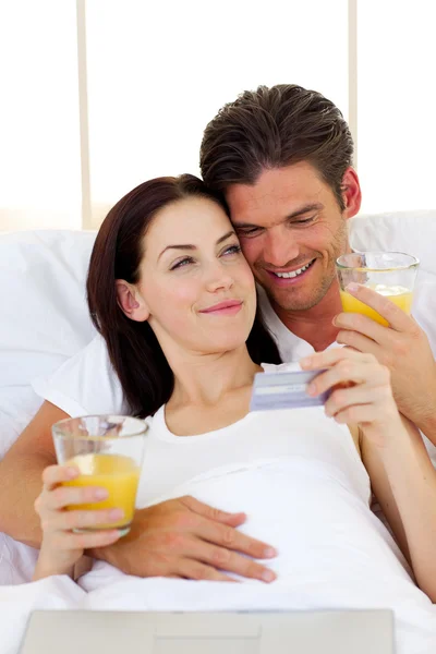 Intimes Paar trinkt Orangensaft — Stockfoto