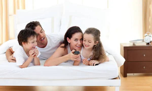 Familia alegre divirtiéndose en el dormitorio —  Fotos de Stock