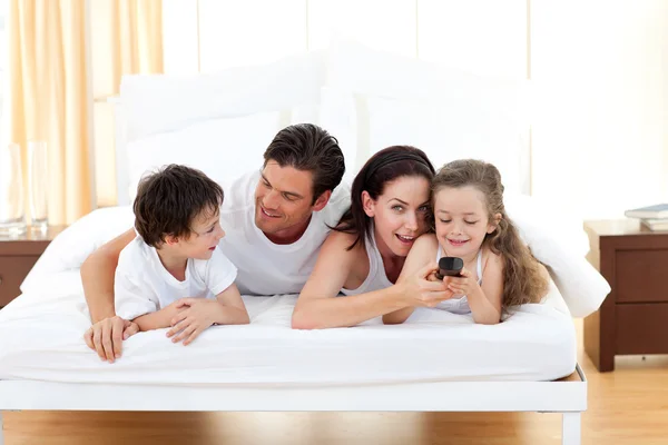 Familia feliz divirtiéndose en el dormitorio —  Fotos de Stock