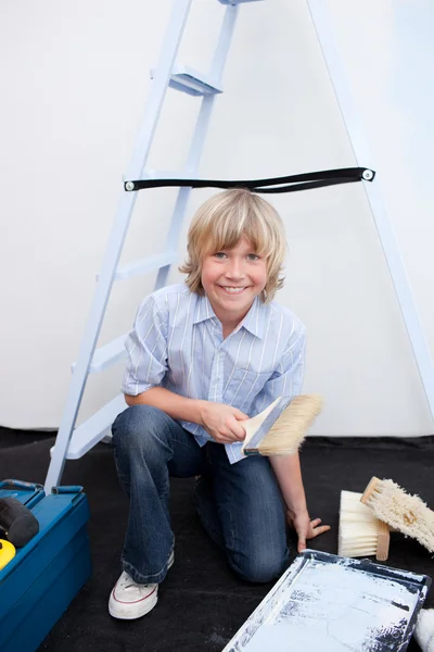 Retrato de menino renovando casa — Fotografia de Stock