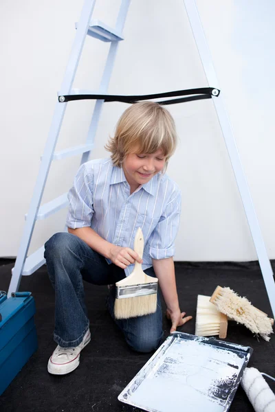 Niño rubio pintando una habitación con sus padres —  Fotos de Stock