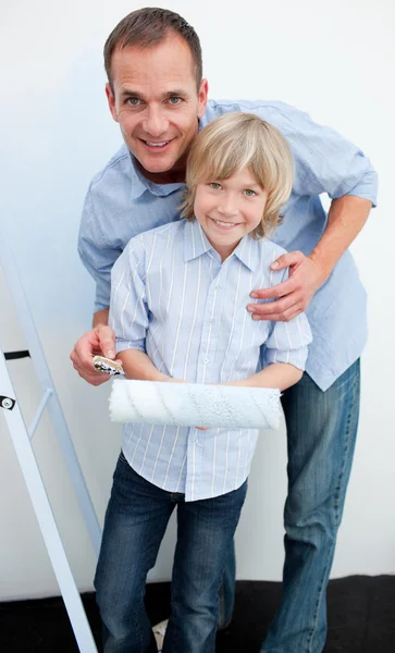 Счастливый отец и его сын ремонтируют дом — стоковое фото