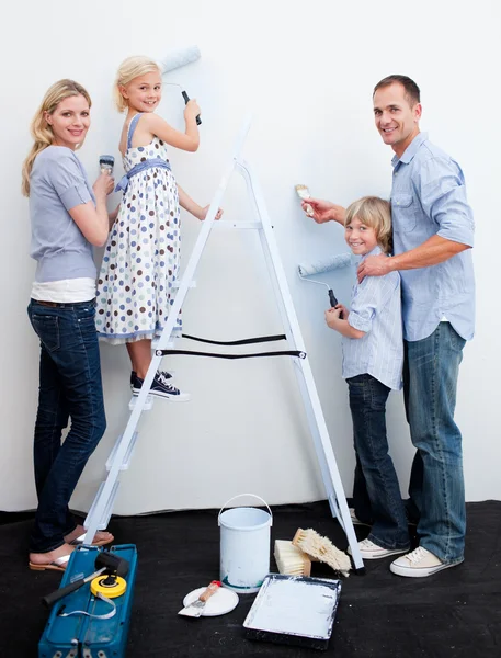 Família feliz decorar sua nova casa — Fotografia de Stock